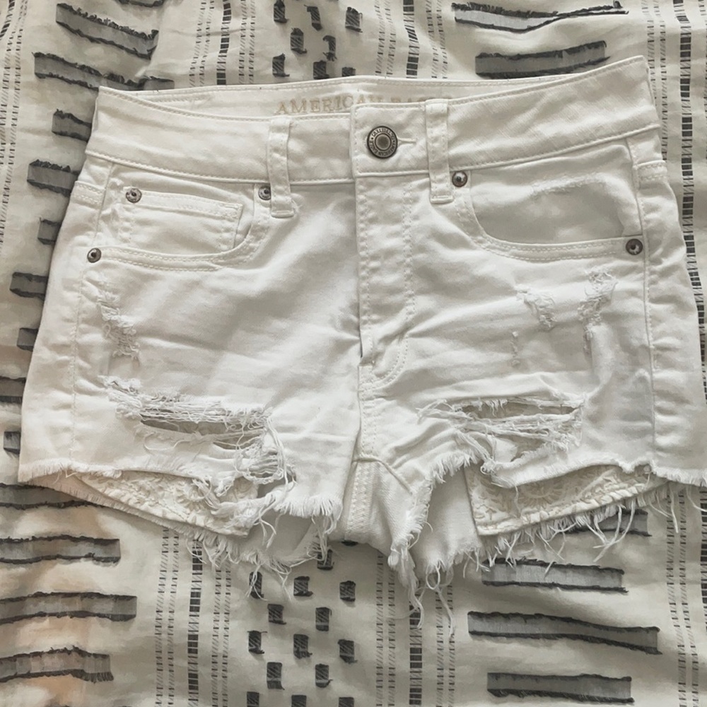 pocket detail white american eagle shorts